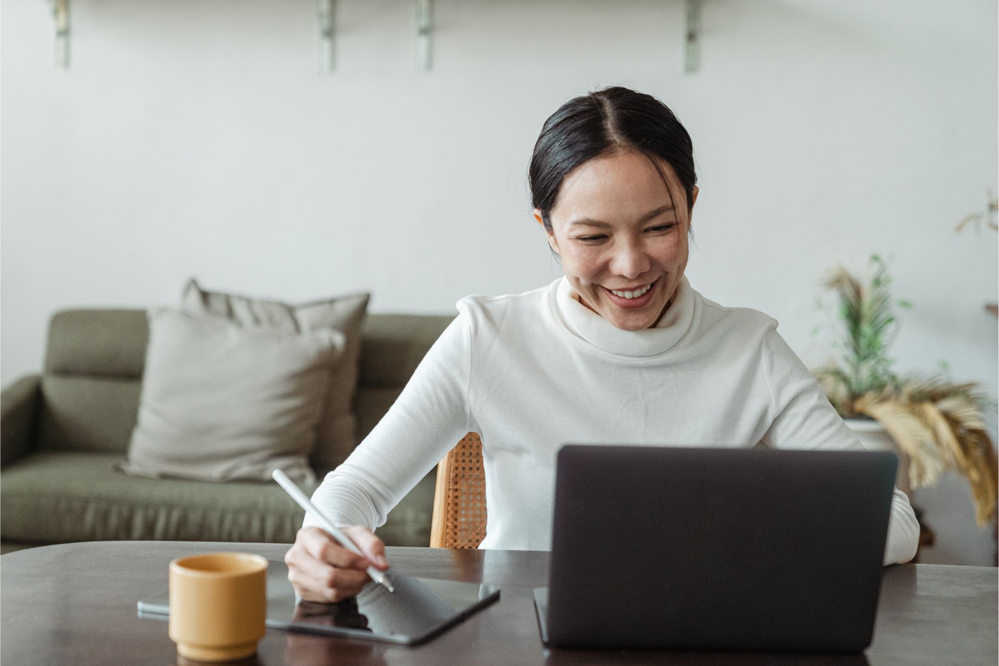 Woman learning spanish online